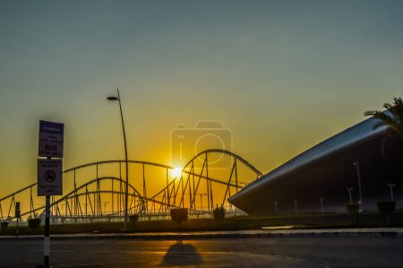 Exteriores del mundo Ferrari, un parque de atracciones en Abu Dhabi en la isla de Yas en los Emiratos Árabes Unidos
