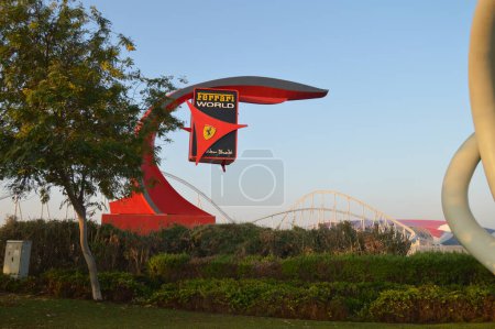 Exteriaors of Ferrari world, un parque de atracciones en Abu Dhabi en la isla de Yas en los Emiratos Árabes Unidos
