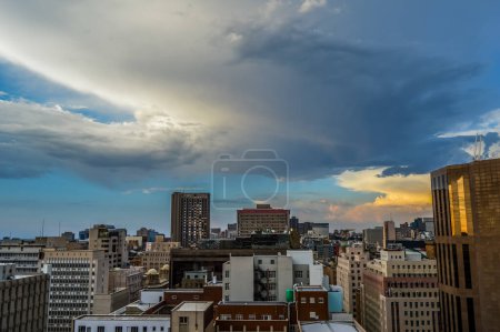 Schöne Skyline der Stadt Johannesburg und ihre hohen Türme und Gebäude