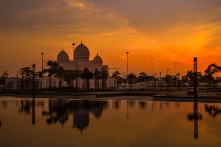 Hermosa mezquita Sheikh Zayed en mármol blanco en Abu Dhabi Emiratos Árabes Unidos