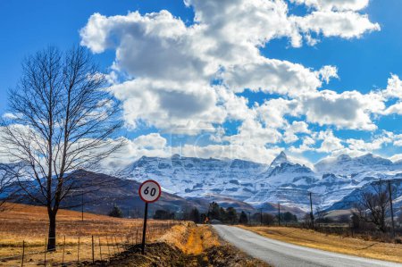 Bilderbuchwetter mit schneebedeckten Drakensbergen und grünen Ebenen in Underberg bei Sani Pass Africa