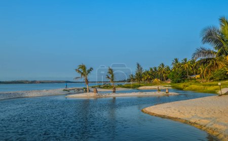 Belle, immaculée et Turquoise plage de Maputo à Bilene avec un lagon et l'océan Indien réunion ensemble