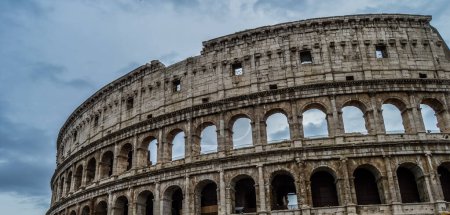 altes und historisches Kolosseum im Zentrum von Rom, Italien