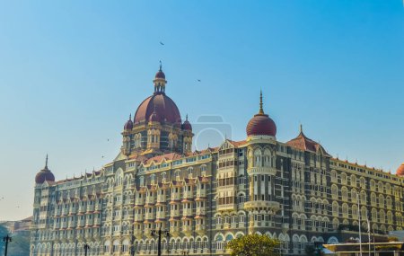 Schönes Tor von Indien in der Nähe von Taj Palace Hotel am Hafen von Mumbai mit vielen Anlegestellen am Arabischen Meer in der Nähe von Chhatrapati Shivaji Denkmal