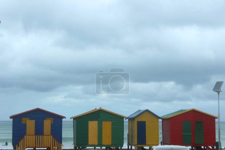 coloridos vestuarios en la playa de St James Muizenberg CapeTown Sudáfrica