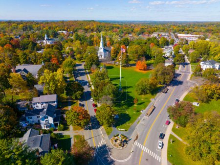Lexington Stadtzentrum Luftaufnahme im Herbst auf Lexington Common and First Parish Church, Stadt Lexington, Massachusetts MA, USA. 