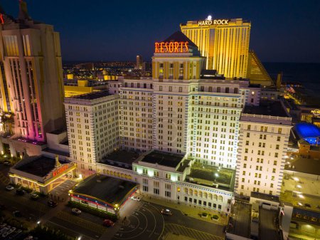 Téléchargez les photos : Resorts Casino Hotel vue aérienne à Boardwalk la nuit à Atlantic City, New Jersey NJ, États-Unis. - en image libre de droit