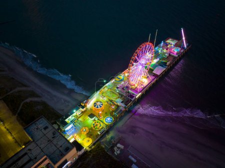 Téléchargez les photos : Scène nocturne de Ferris Wheel sur Steel Pier à côté de Boardwalk à Atlantic City, New Jersey NJ, États-Unis. - en image libre de droit
