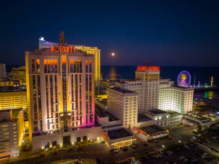 Téléchargez les photos : Resorts Casino Hotel vue aérienne à Boardwalk la nuit à Atlantic City, New Jersey NJ, États-Unis. - en image libre de droit