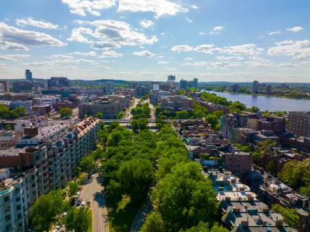 Foto de Historic Commonwealth Avenue en Back Bay y Kenmore distrito vista aérea con Charles River y Cambridge ciudad moderna en el fondo, Boston, Massachusetts MA, EE.UU.. - Imagen libre de derechos