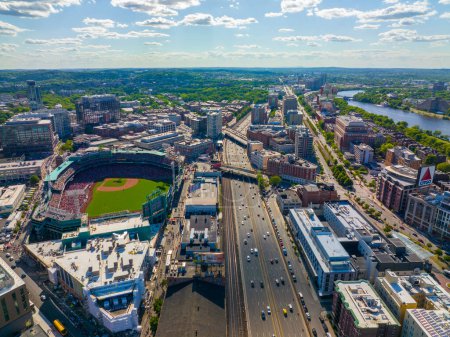 Téléchargez les photos : Fenway Park vue aérienne à Fenway et Interstate Highway 90 dans le district de Kenmore à Boston, Massachusetts MA, USA. - en image libre de droit