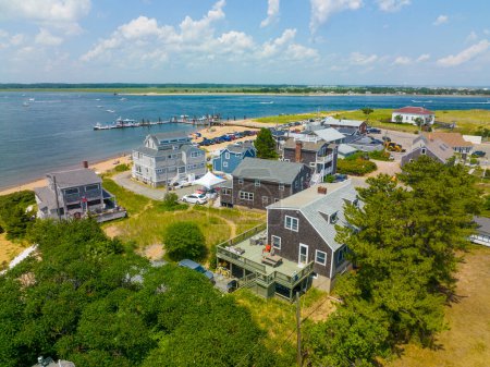 Téléchargez les photos : Maison historique en bord de mer vue aérienne sur la rivière Merrimack sur l'île Plum dans la ville de Newburyport, Massachusetts MA, USA. - en image libre de droit