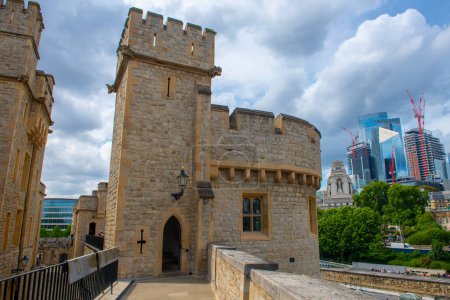 Téléchargez les photos : Bowyer Tower in Tower of London est un château historique situé sur la rive nord de la Tamise, à Londres. Tour de Londres est un site du patrimoine mondial de l'UNESCO depuis 1988. - en image libre de droit
