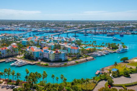 Vista aérea de Harborside Villas en el puerto de Nassau con el centro de Nassau al fondo, desde Paradise Island, Bahamas.