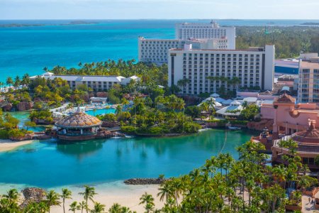 Paradise Lagoon und The Coral Hotel Luftaufnahme mit Paradise Beach im Hintergrund im Atlantis Hotel auf Paradise Island, Bahamas.