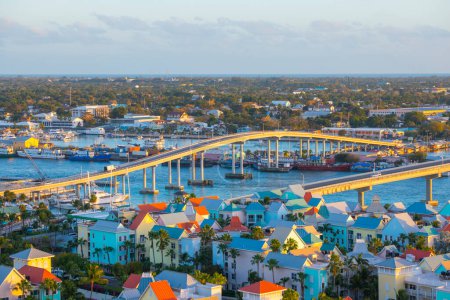 Téléchargez les photos : Vue aérienne du centre-ville de Nassau, y compris Paradise Island Bridge et Potters Cay dans le port de Nassau, New Providence Island, Bahamas. - en image libre de droit