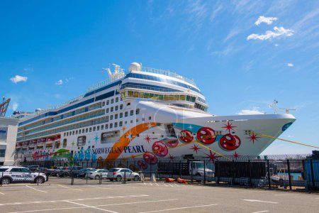 Téléchargez les photos : Norwegian Pearl by Norwegian Cruise Line docked at Boston Cruise Port in Seaport District, city of Boston, Massachusetts MA, USA. - en image libre de droit