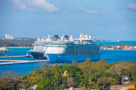 Téléchargez les photos : Royal Caribbean International Bateau de croisière Freedom of the Seas amarré au port de Nassau, Nassau, New Providence Island, Bahamas. - en image libre de droit