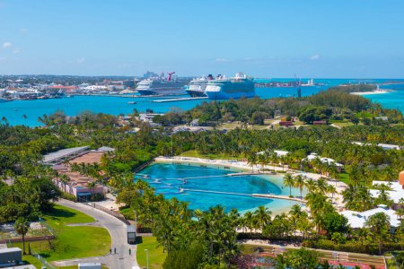 Téléchargez les photos : Dolphin Cay vue aérienne à l'Atlantis Hotel sur Paradise Island avec des navires de croisière amarrés au port de Nassau dans la ville de Nassau, New Providence, Bahamas. - en image libre de droit