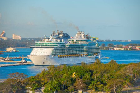Téléchargez les photos : Bateau de croisière Indépendance des mers amarré au port de Nassau, Nassau, Nouvelle-Providence Island, Bahamas. - en image libre de droit