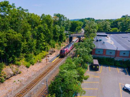 Téléchargez les photos : MBTA Commuter Rail # 2033 MPI HSP46 locomotive au départ de Wellesley Square Station, Wellesley, Massachusetts MA, USA. - en image libre de droit