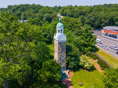 Vue aérienne de la tour de l'horloge commémorative Isaac Sprague à Elm Park à Wellesley Hills dans la ville de Wellesley, Massachusetts MA, USA. 