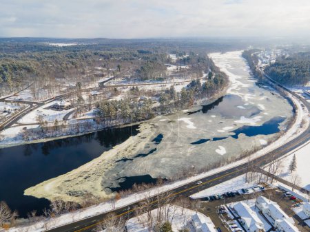 Téléchargez les photos : Merrimack River vue aérienne en hiver dans le centre-ville de Tyngsborough, Massachusetts MA, USA. - en image libre de droit