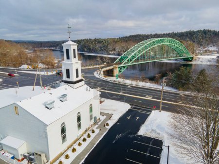 Téléchargez les photos : Historic Meeting House et Tyngsboro Bridge sur Merrimack River vue aérienne en hiver dans la ville de Tyngsborough, Massachusetts MA, USA. - en image libre de droit