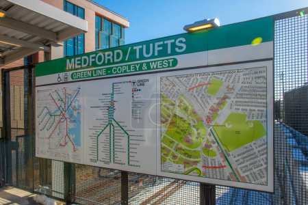 Foto de Firma y mapa de la estación MBTA Green Line Medford Tufts en la ciudad de Medford, Massachusetts MA, USA. La estación es Green Line Extension GLX abierto en diciembre. 12, 2022. - Imagen libre de derechos