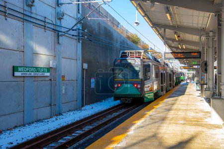 Téléchargez les photos : Train MBTA Green Line Ansaldo Breda Type 8 à la station Medford Tufts à Medford, Massachusetts MA, USA. Extension de la ligne verte ouverte le 12 décembre 2022. - en image libre de droit