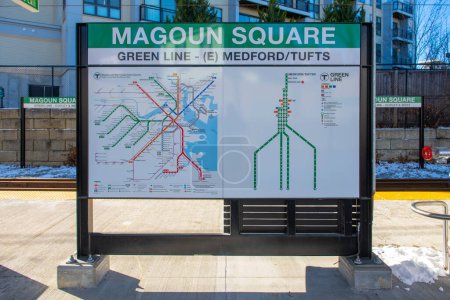 Téléchargez les photos : Signe et carte de la station MBTA Green Line Magoun Square dans la ville de Somerville, Massachusetts MA, USA. La station est Green Line Extension GLX ouvert en Décembre. 12, 2022. - en image libre de droit