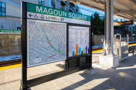 Téléchargez les photos : Signe et carte de la station MBTA Green Line Magoun Square dans la ville de Somerville, Massachusetts MA, USA. La station est Green Line Extension GLX ouvert en Décembre. 12, 2022. - en image libre de droit