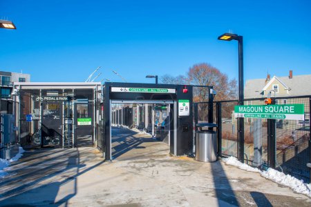 Téléchargez les photos : Station Boston Metro MBTA Green Line Magoun Square dans la ville de Somerville, Massachusetts MA, USA. La station est Green Line Extension ouvert le 12 décembre 2022. - en image libre de droit