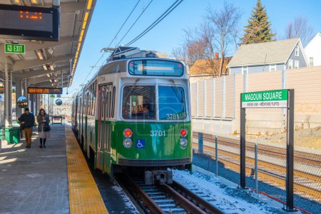 Téléchargez les photos : Train MBTA Green Line Kinki Sharyo Type 7 à la station Magoun Square à Somerville, Massachusetts MA, USA. Extension de la ligne verte ouverte le 12 décembre 2022. - en image libre de droit