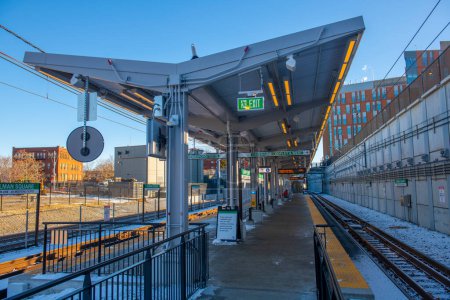 Téléchargez les photos : Station de métro Boston MBTA Green Line Gilman Square dans la ville de Somerville, Massachusetts MA, USA. La station est Green Line Extension ouvert le 12 décembre 2022. - en image libre de droit