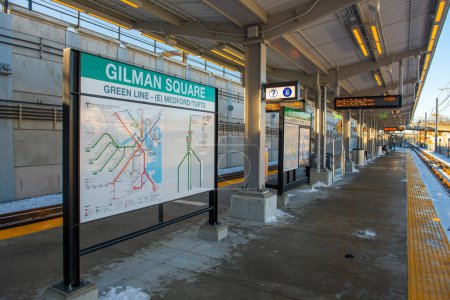 Téléchargez les photos : Signe et carte de la station MBTA Green Line Gilman Square dans la ville de Somerville, Massachusetts MA, USA. La station est Green Line Extension GLX ouvert en Décembre. 12, 2022. - en image libre de droit