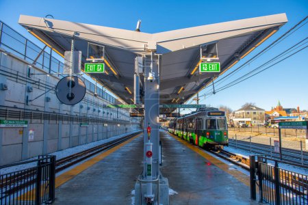 Téléchargez les photos : Train MBTA Green Line Kinki Sharyo Type 7 à la station Gilman Square à Somerville, Massachusetts MA, USA. Extension de la ligne verte ouverte le 12 décembre 2022. - en image libre de droit