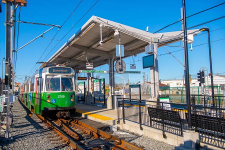 Téléchargez les photos : Train MBTA Green Line Kinki Sharyo Type 7 à la station East Somerville à Somerville, Massachusetts MA, USA. Extension de la ligne verte ouverte le 12 décembre 2022. - en image libre de droit