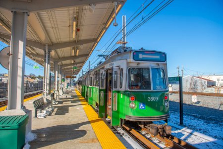 Téléchargez les photos : Train MBTA Green Line Kinki Sharyo Type 7 à la station East Somerville à Somerville, Massachusetts MA, USA. Extension de la ligne verte ouverte le 12 décembre 2022. - en image libre de droit