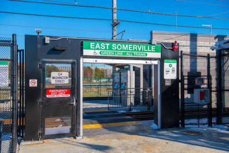 Téléchargez les photos : Station de métro Boston MBTA Green Line East Somerville dans la ville de Somerville, Massachusetts MA, USA. La station est Green Line Extension ouvert le 12 décembre 2022. - en image libre de droit