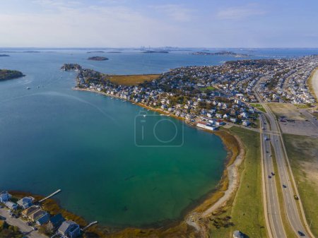 Téléchargez les photos : Nantasket Beach, Weir River et Hingham Bay vue aérienne avec feuillage automnal dans la ville de Hull, Massachusetts MA, USA. - en image libre de droit