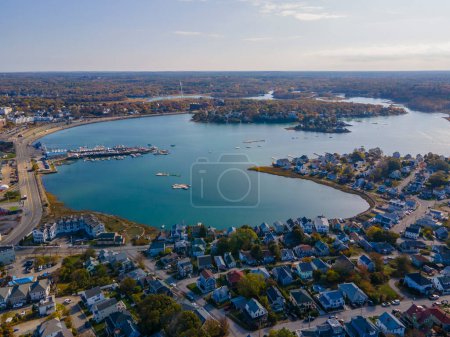 Téléchargez les photos : Nantasket Beach, Weir River et Hingham Bay vue aérienne avec feuillage automnal dans la ville de Hull, Massachusetts MA, USA. - en image libre de droit