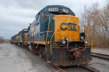 Téléchargez les photos : CSX EMD GP38-2 Diesel Locomotive # 2556 at Massena CSX train station in town of Massena, New York State NY, USA. - en image libre de droit