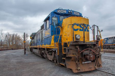 Téléchargez les photos : CSX GE Dash B40-8 Diesel Locomotive # 5942 at Massena CSX train station in town of Massena, New York State NY, USA. - en image libre de droit