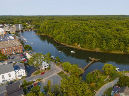 Téléchargez les photos : Newmarket Mills building aerial view on Lamprey River on Main Street in historic town center of Newmarket, New Hampshire NH, USA. Now this building is Rivermoor Landing Apartment. - en image libre de droit