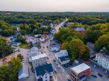 Téléchargez les photos : Historic commercial building aerial view on Main Street in historic town center of Newmarket, New Hampshire NH, USA. - en image libre de droit