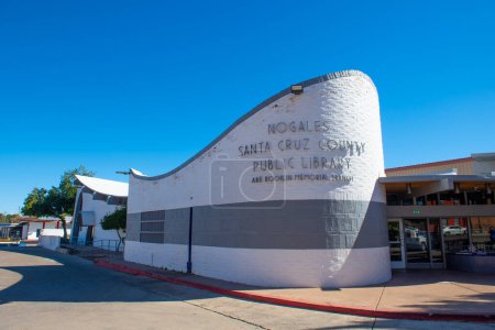 Téléchargez les photos : Nogales Santa Cruz County Public Library on 518 N Grand Avenue in city of Nogales, Arizona AZ, USA. Nogales is on the border between Arizona USA and Sonora Mexico. - en image libre de droit