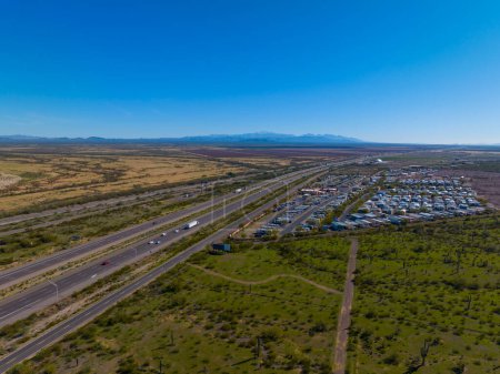 Foto de Interstate Highway 10 I-10 aerial view from Picacho Peak State Park in Pinal County in Arizona AZ, USA. - Imagen libre de derechos