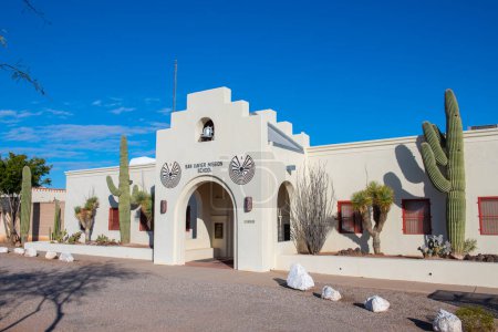 Foto de San Xavier Mission School next to San Xavier Mission in Tohono O'odham Nation Indian Reservation near city of Tucson, Arizona AZ, USA. - Imagen libre de derechos