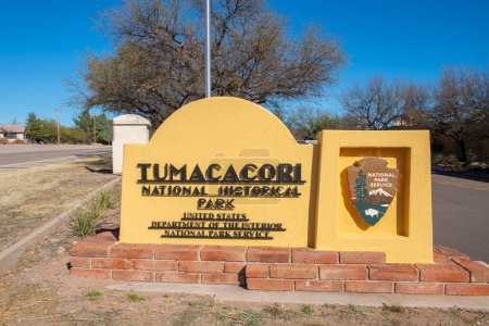 Foto de Sign of Tumacacori National Historical Park. The mission was built in 1691 in Tumacacori National Historical Park in Santa Cruz County, Arizona AZ, USA. - Imagen libre de derechos
